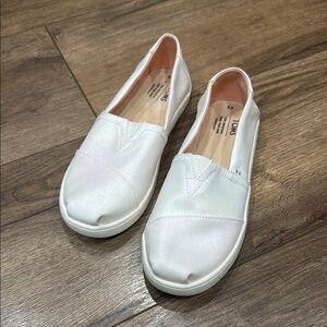 TOMS Girlz Shimmering White Loafers